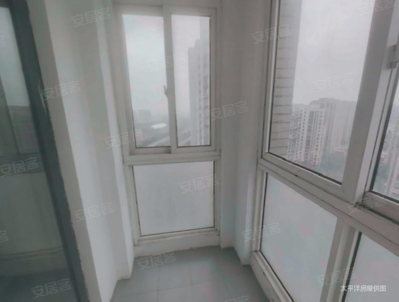 南翔地铁口,电梯三房,景观楼层,家具家电全,带固定车位,急,绿地新翔