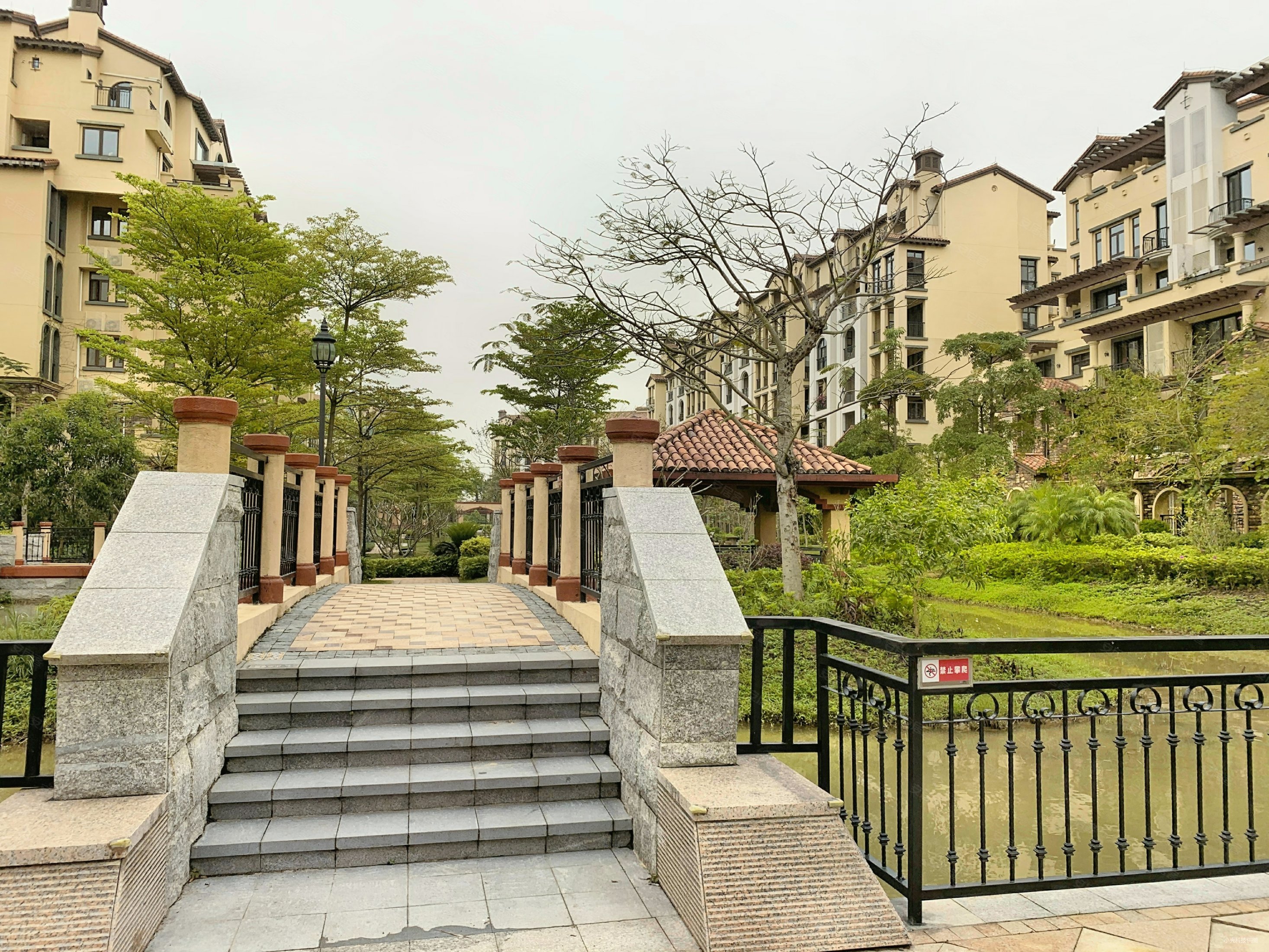 华发蔚蓝堡3室2厅2卫142㎡南北370万