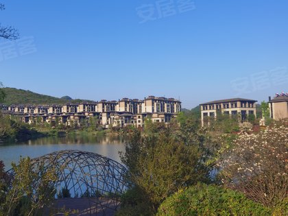 生活配套小区有4体联排和总高六层的叠加别墅楼间距大,采光非常好小区