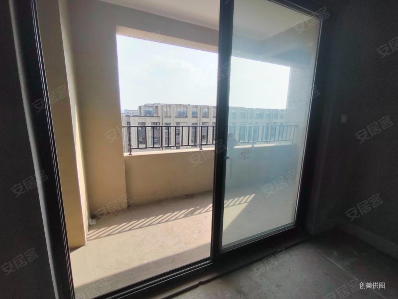 保利合景珑湾三期114号次新小区近地铁