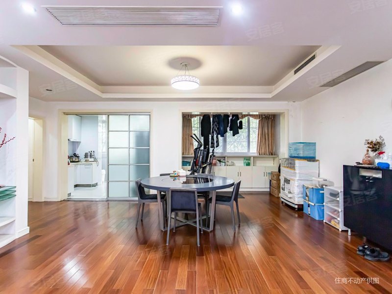 四开间朝南,满五年急抛,带车位送精装,价格可谈,近地铁口,曹杨华庭