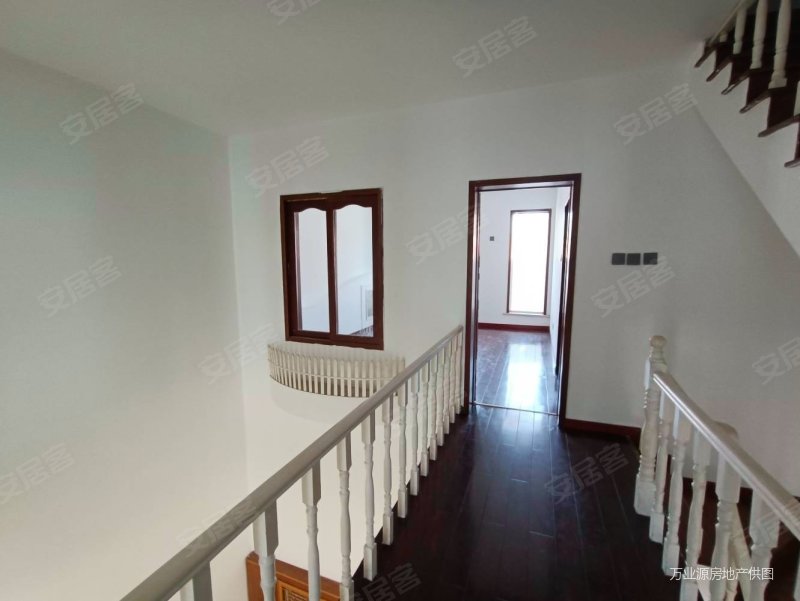 欧风家园联排别墅一楼带卧室185平283万看房方便