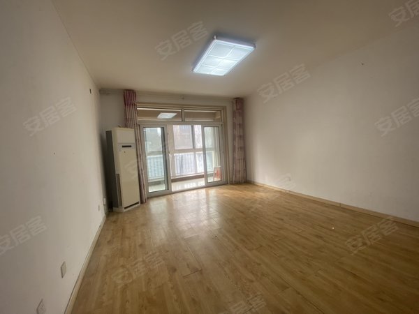 水岸豪庭多层的1楼带俩个车位加储寻找自带家具的租客