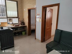 安顺西秀两可间可以拎包入住。两室一厅，离市中心很近，周边有很多超市。出租房源真实图片