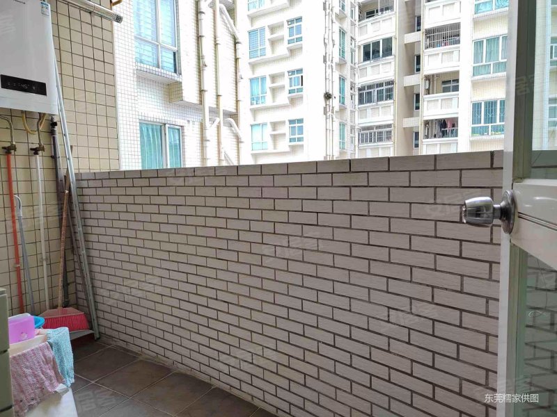 金晖花园电梯大3房,270万带车位一个,全小区