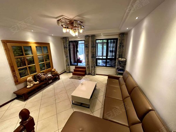 包头稀土高新区黄河大街三江尊园(别墅)租别墅找小郭 三江尊园别墅 精装修 带大院 看房方便提前联系出租房源真实图片