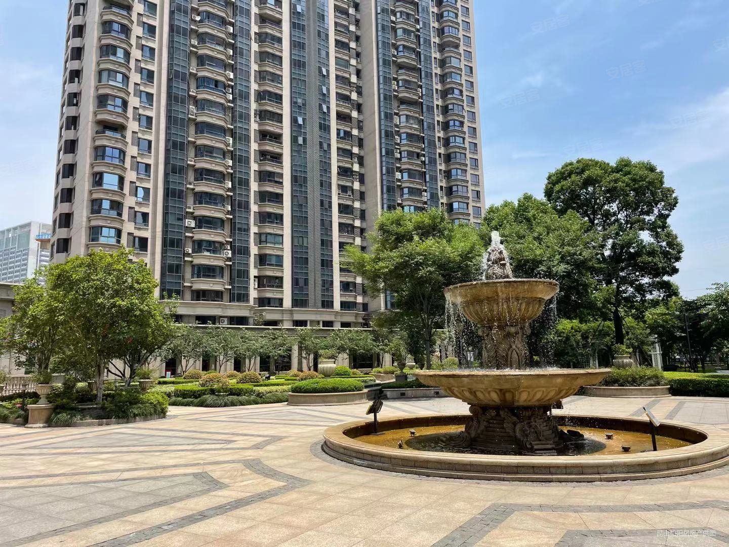 弘辉首玺三开间朝南纯毛坯好楼层出价就卖