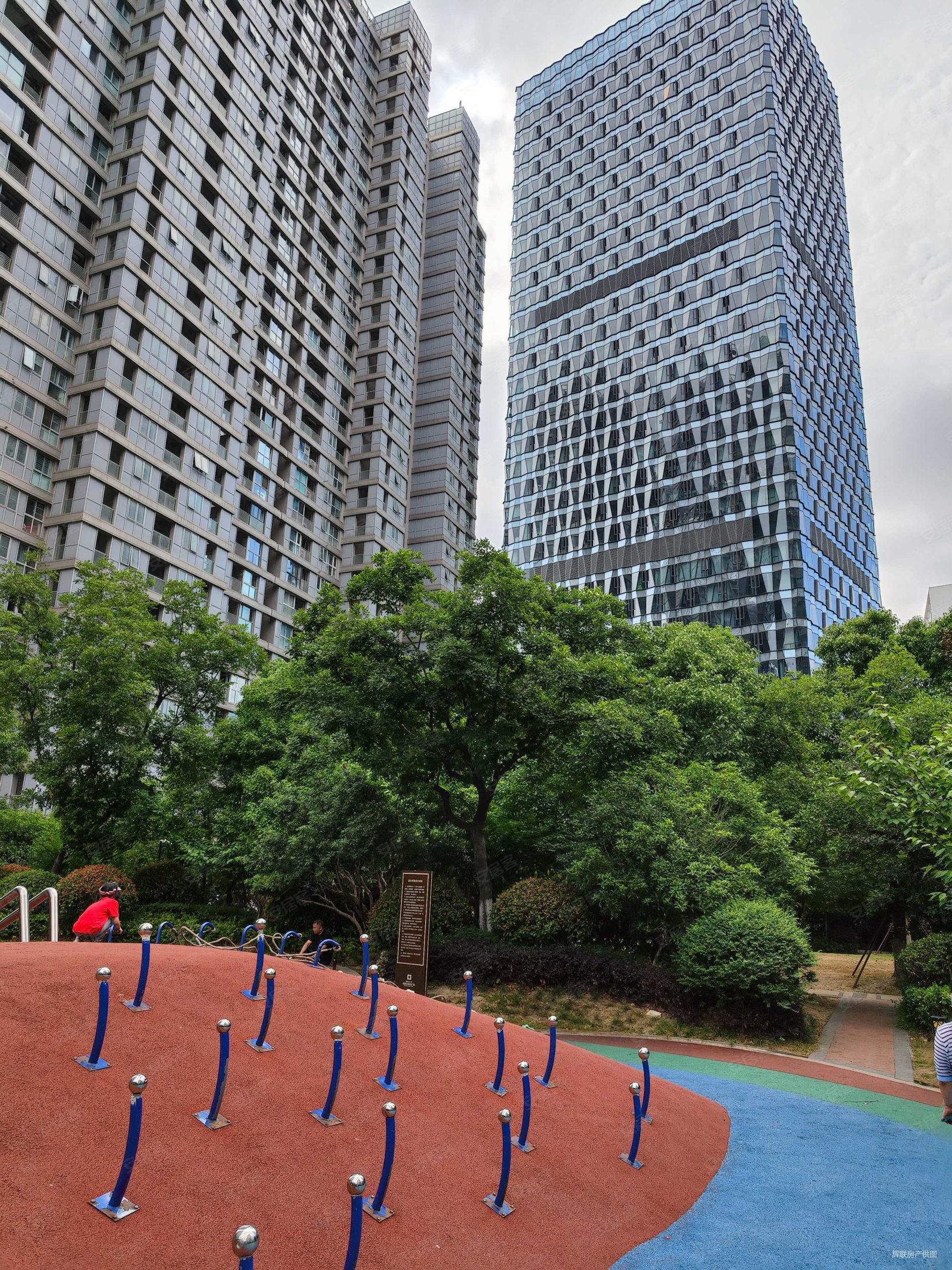 瞰湖花园三四期3室2厅1卫9644平方米