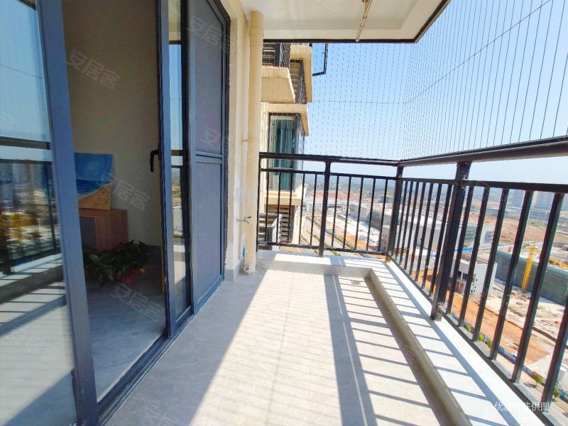 建工城 大都华园 精装修三房东南向 电梯高层 拎包入住