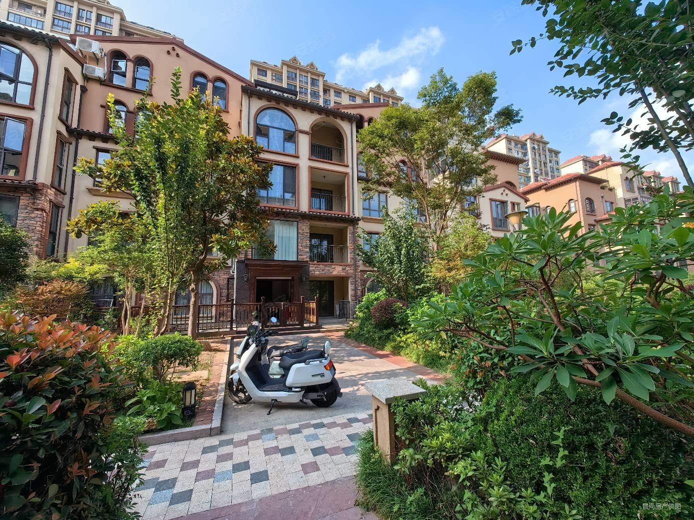 金石蓝郡4室4厅3卫330㎡南北399万