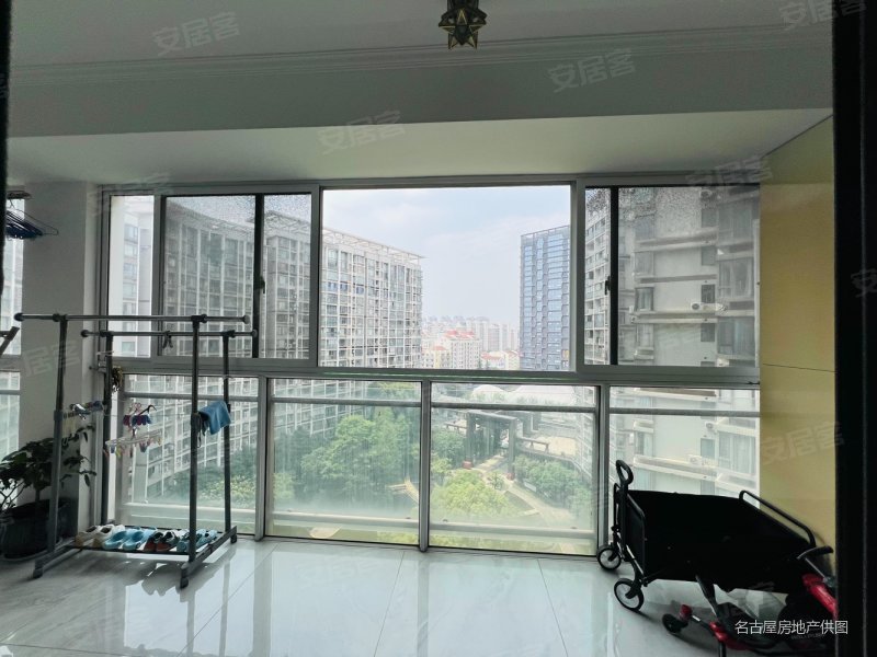 金河国际华庭,品质精装,大平层,小区中心景观地铁口