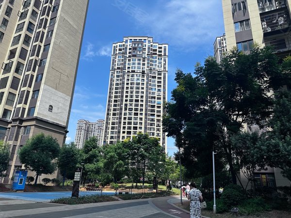 长沙望城望城新区政府绿地香树花城新装修房子,室内干净,居住舒适.