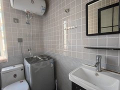 青枫雅苑2期一室独立厨房卫生间 全新精装可短租可押一付一。
