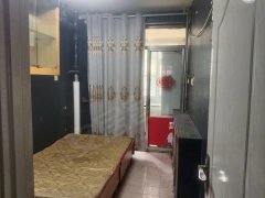 西宁城中长江路房子是精装修的，有，床住.衣柜，桌子，等出租房源真实图片