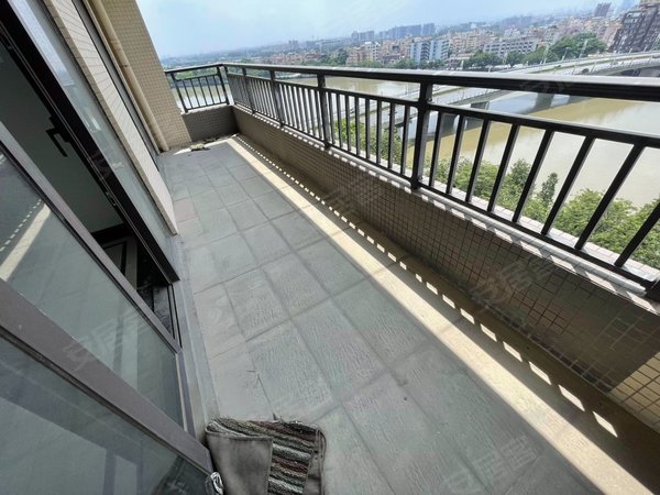 佛山南海和顺当代上品湾moma当代上品湾 一线江景房 3房2卫 配齐家私