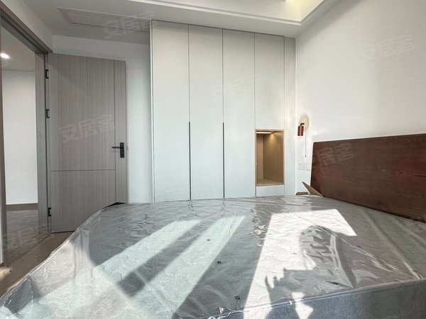 海宁海宁市区硖石江南大道1361号楼银泰商圈浙大旁，实拍朝南1室1厅，单独客厅卧室，双阳台民水电出租房源真实图片