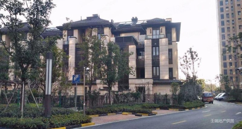 急急急 电梯东边套 超大花园 双车位 随时看房,保利艾庐二手房,1050万