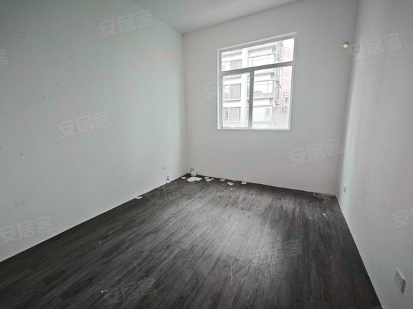 带独立院子带大露台 停车方便 万和公馆