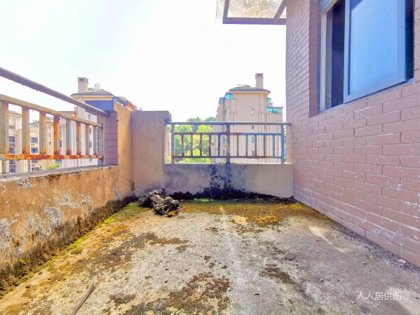 南岸区服旁 上叠别墅 层层带露台 门口就是轻轨站 有电梯