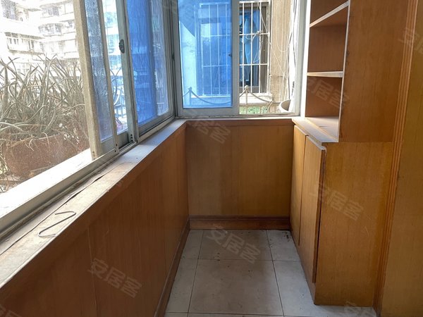 重庆江北观音桥华新村41-42号小区观音桥 1500月 步梯房4楼出租房源