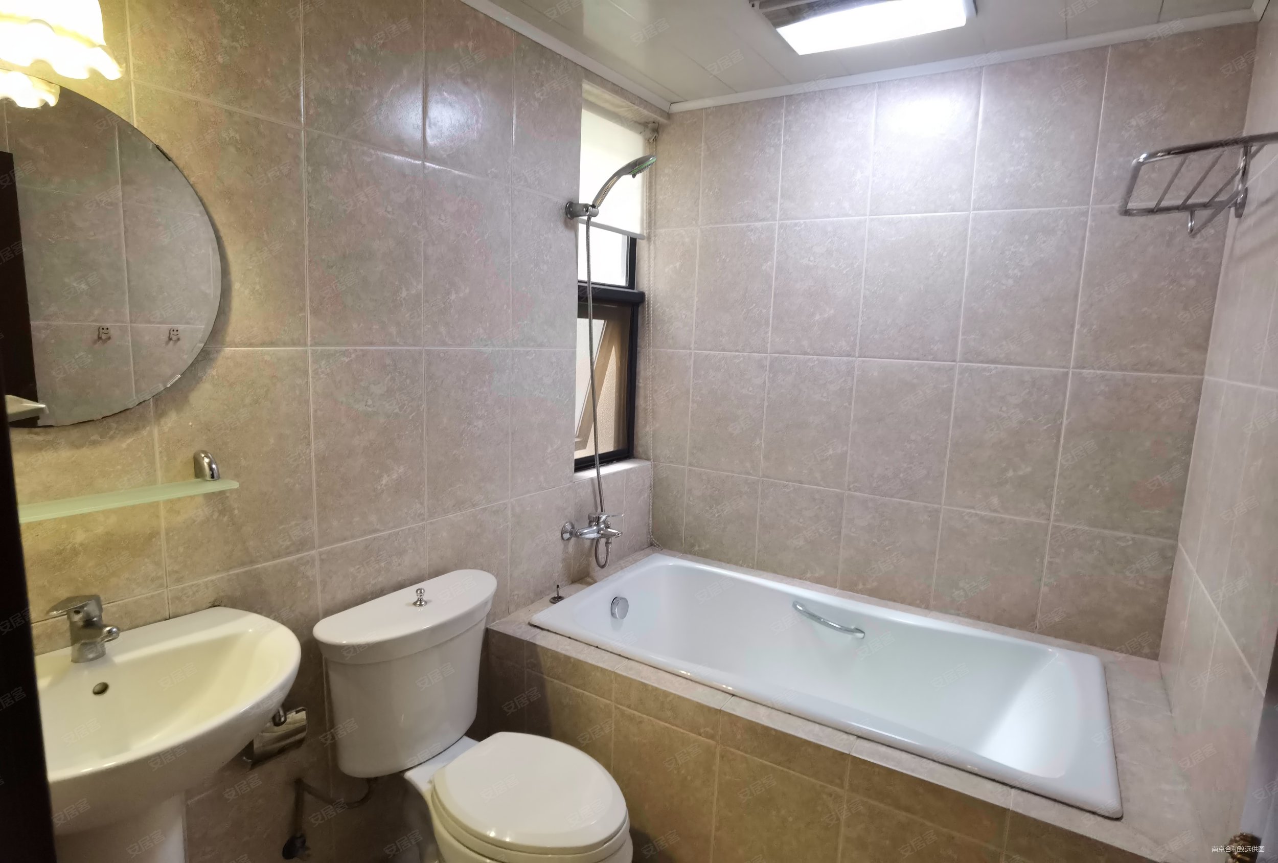 满五 低密宜居 装修好 双卫 交通便捷 正规商品房 明厨明卫