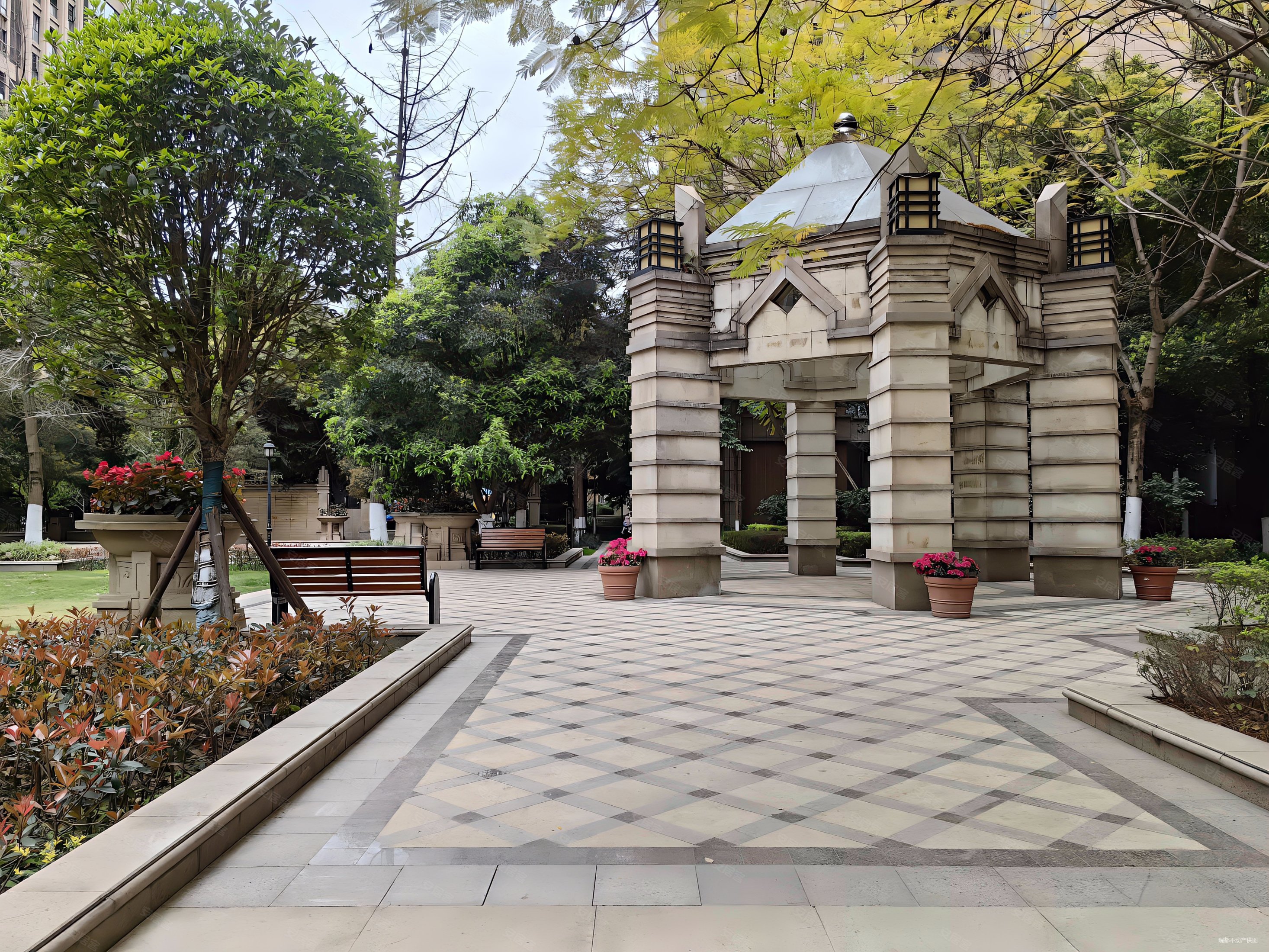 高新区城南宜家桐梓林壹号4室2厅精装修满五南北