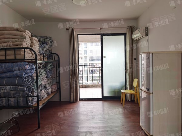 福州晋安五四北三木城b区出门就是地铁,对面就是i33广场,比邻永辉超市