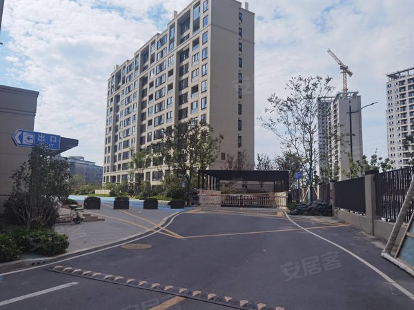 上海浦东临港新城大名城映晖中央空调,飞机户型,高层采光好,家具家电