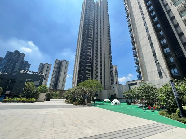 深圳坪山坪山万樾府比亚迪路和锦龙站交汇处,万樾府精装三房,守次出租