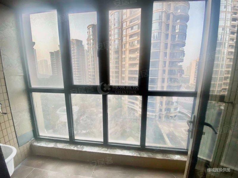 皇冠花园(一期) 中间楼层采光好 南北通透 近医院 出行方便