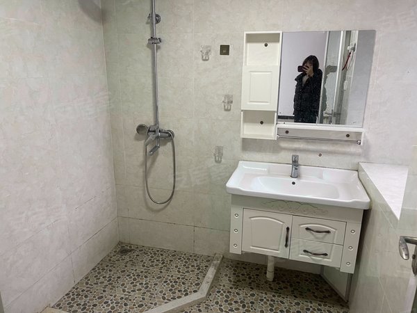 海宁长安镇农发区东方嘉苑(海宁)长安地铁口 学校旁东方嘉苑两室精装出租1500 随时看房民电出租房源真实图片