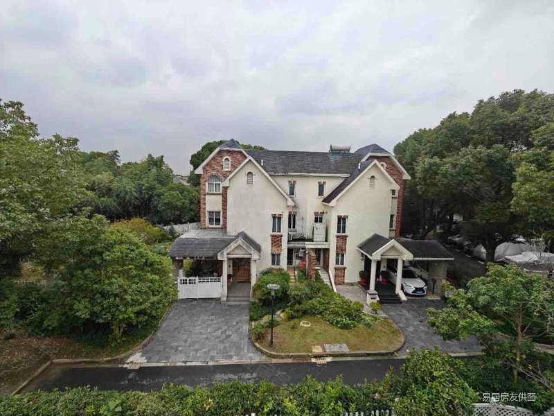 爱伦坡类独栋别墅270平方实际使用有300多平花园200多