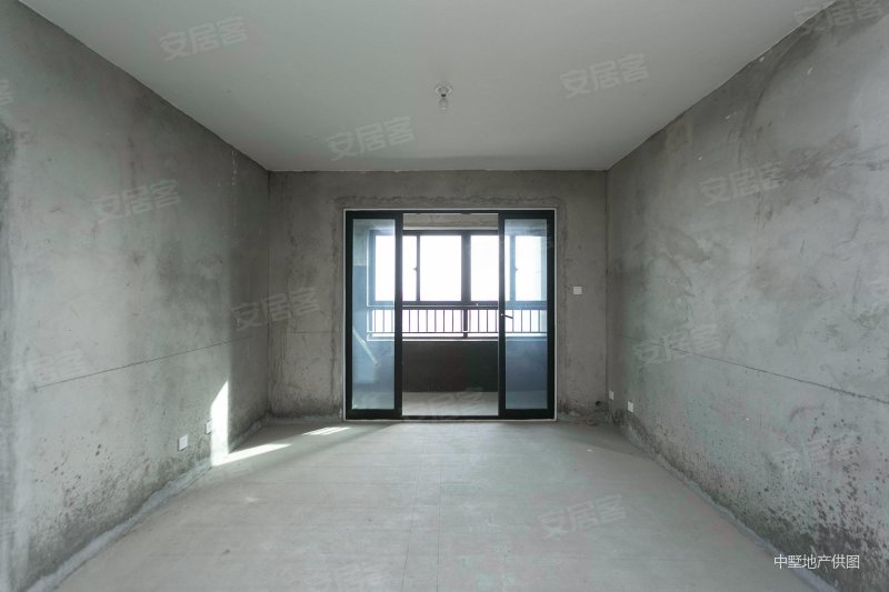 九联湖畔  电梯4房2卫  两梯两户  边户满2年  湖景房