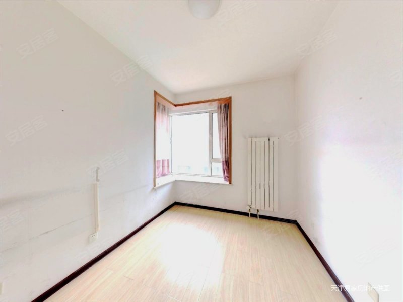 瑞海名苑  四室 中间楼层 诚心出售 价位可议