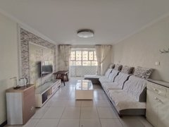 阿克苏阿克苏市阿克苏城区兴隆街宏翔花园，5楼2室，89平，年租16000押金3000出租房源真实图片