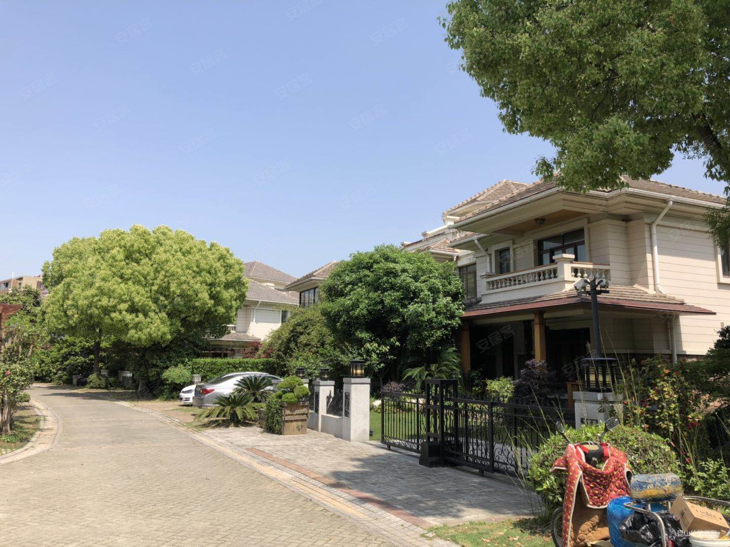 绿地21城b区(别墅)5室3厅5卫327㎡南北2200万