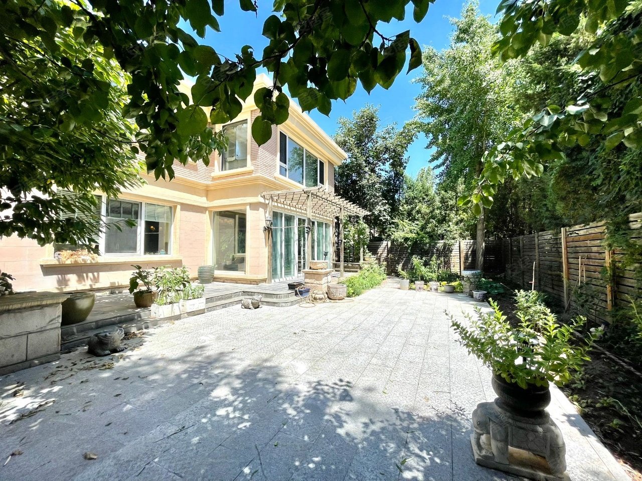 大湖山庄,独栋b户型,单排位置,房况保持好 ,带车位 ,可看