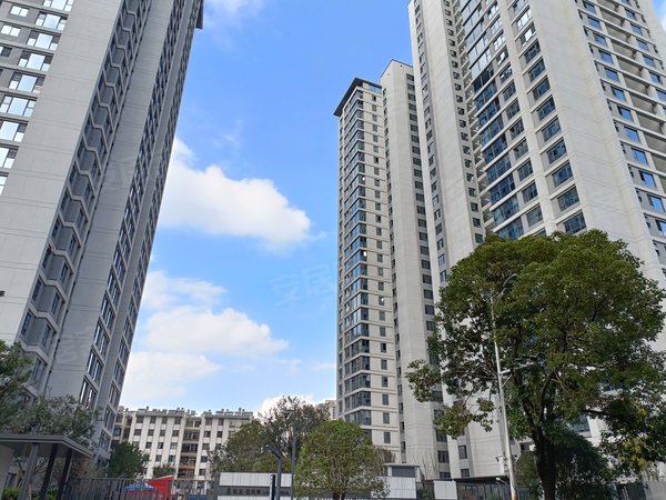 昆明盘龙火车北站俊发俊尚峰北京路同德地铁口俊发俊尚