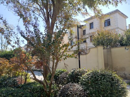 2栋商住,15栋高层,和46栋排屋别墅组成小区设施小区内有沿河步行小道