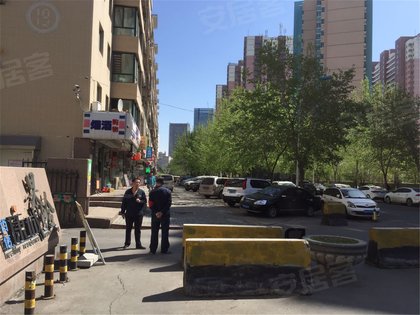 公交车站不足【生活配套】二期楼下就是华润万家超市 东面是澳龙广场