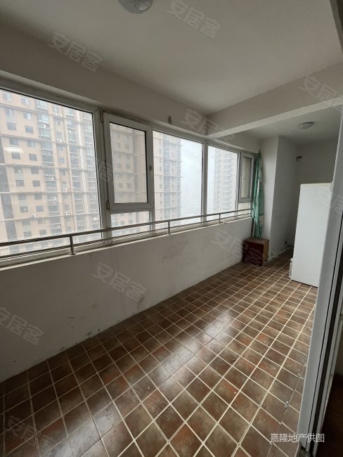 经十路南东岸嘉园大三室两卫带车位地下室采光超棒随时看房