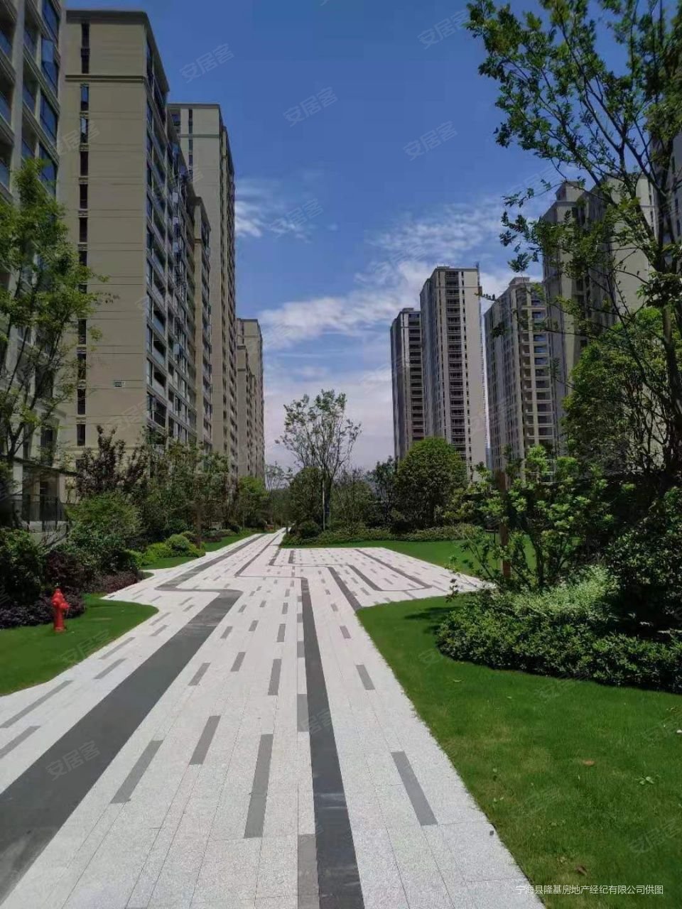 海湖府140平中庭位置12楼共16楼含车位储毛坯285万