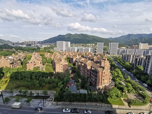 银湖花苑公寓六号线d口出站就到家 落地窗投影可月付拎包入住,富阳