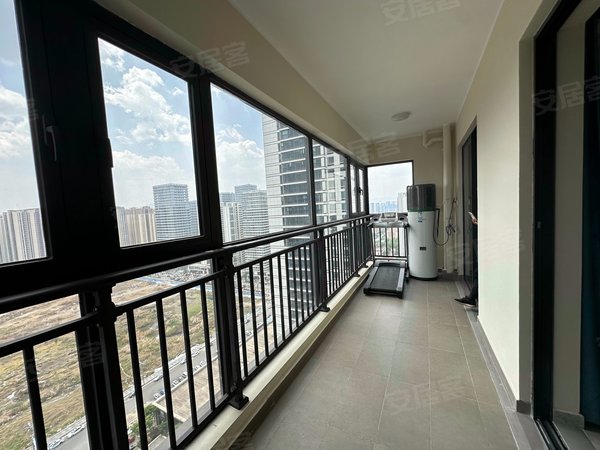 昆明官渡巫家坝保利堂悦4室的端头房,有部分家具,采光通风好,中部楼层