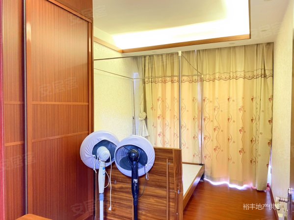 东逸湾东一城旁,四房两厅拎包入住精装修,楼下超市好方便,景好