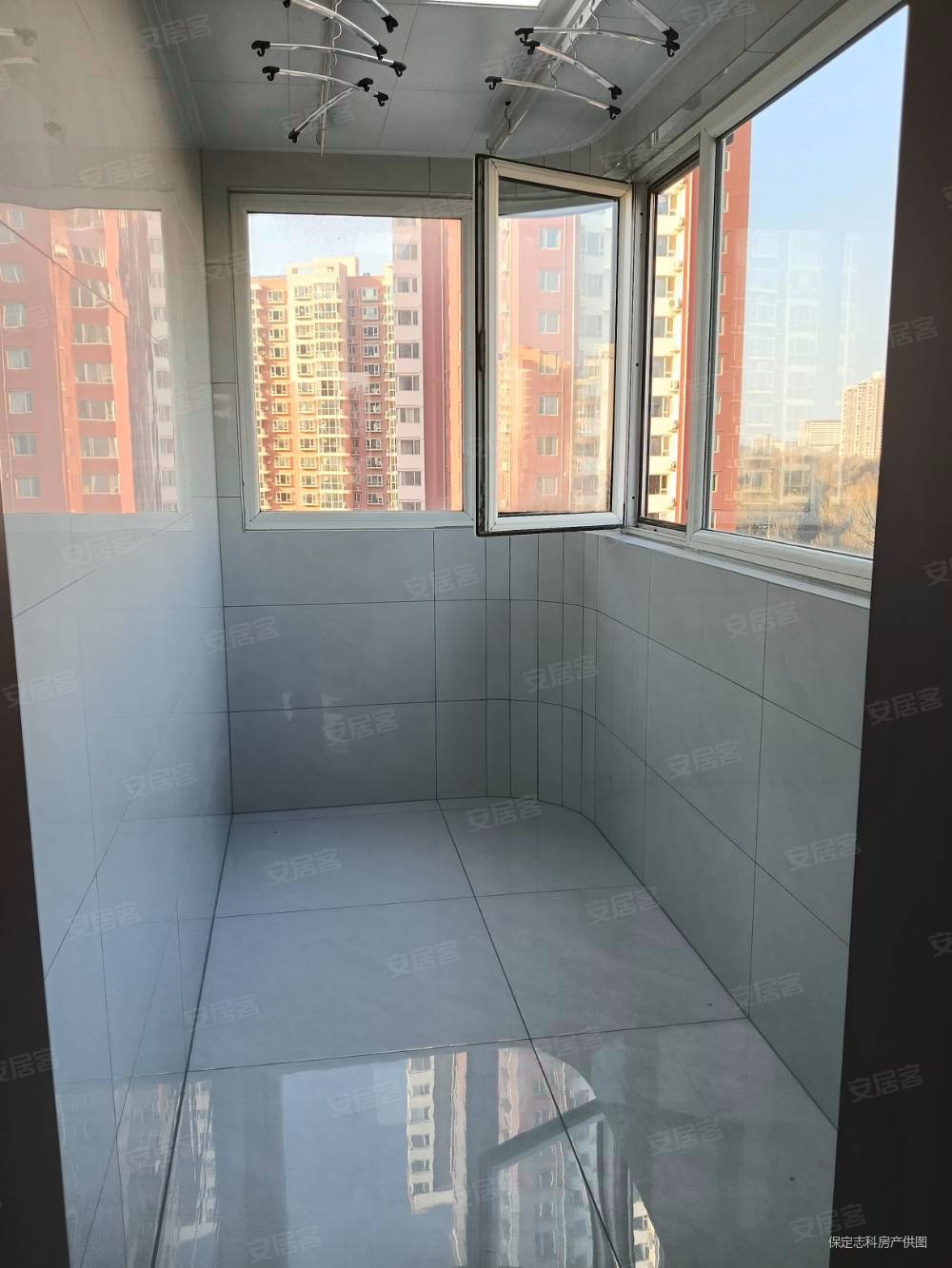 新一代C区4室2厅2卫137㎡南北90万