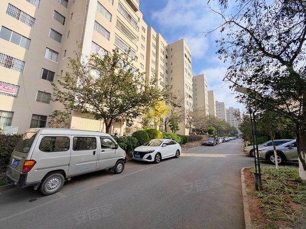 楚雄楚雄市楚雄城区瑞景家园永安旁全新装修带电梯四房带车位随时入住