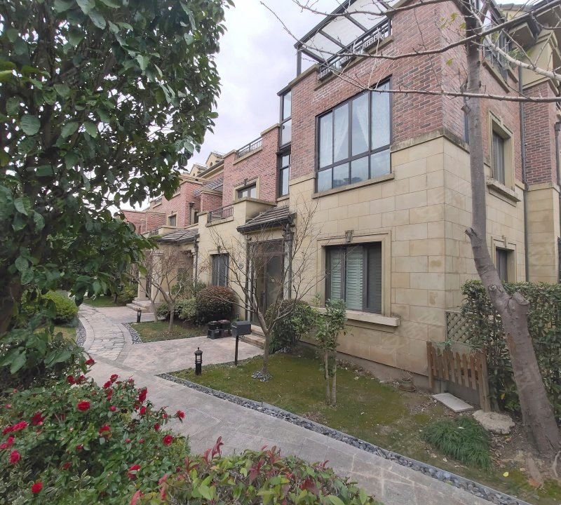 交房时间较晚 目前的生活配套不齐全 房屋品质 上海建工打造 值得信赖
