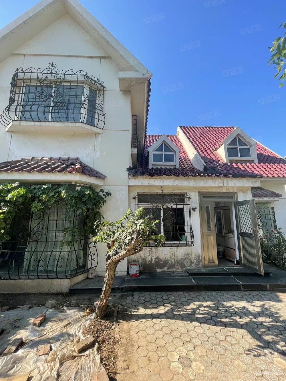 金龙花园台北别墅4室3厅3卫246㎡南北385万