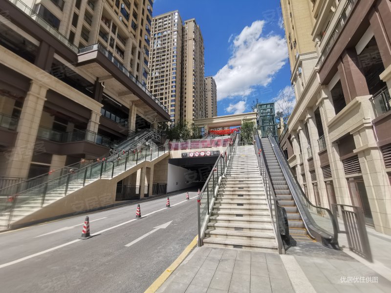 精装南北通透4室137平电梯房房东急置换诚心出售